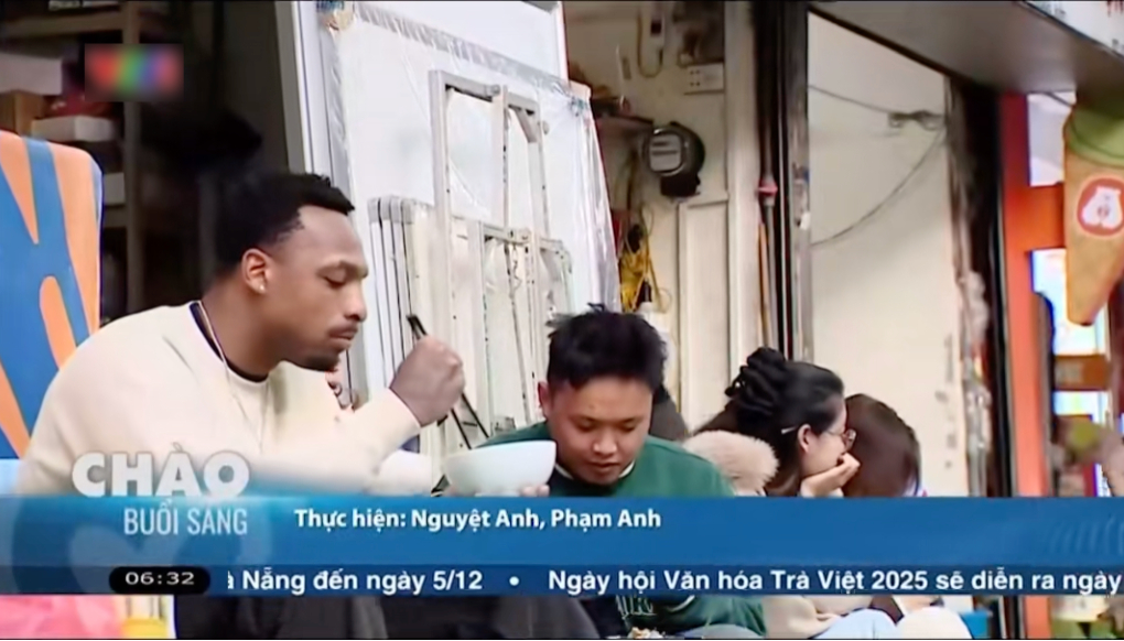 Khách Tây lên thời sự chỉ vì ngồi vỉa hè “đá” bát bánh đa cua