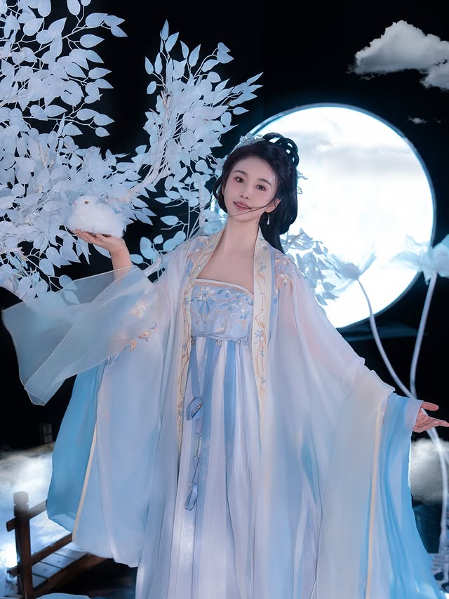 Nữ ca sĩ 5 năm ế show không ai mời đi diễn, hết thời bán hàng livestream cũng bị cho thôi việc 