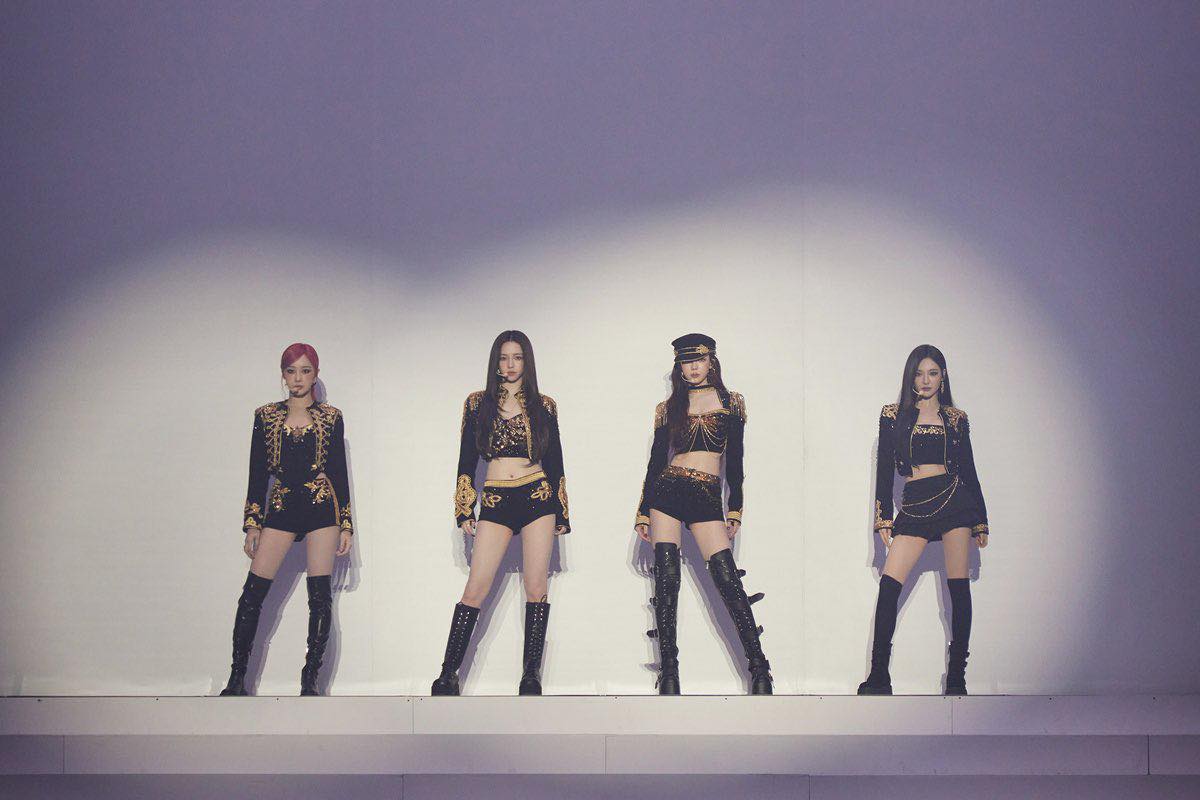 Dân mạng đánh giá Jung Kook thực sự cưng chiều bạn gái, không ngại việc mình nổi tiếng mà đến địa điểm công khai cổ vũ aespa