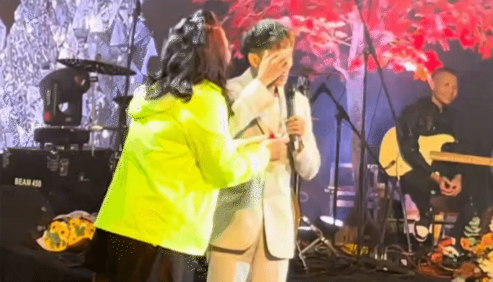 Hồ Văn Cường được khán giả lớn tuổi tặng vàng trên sân khấu 