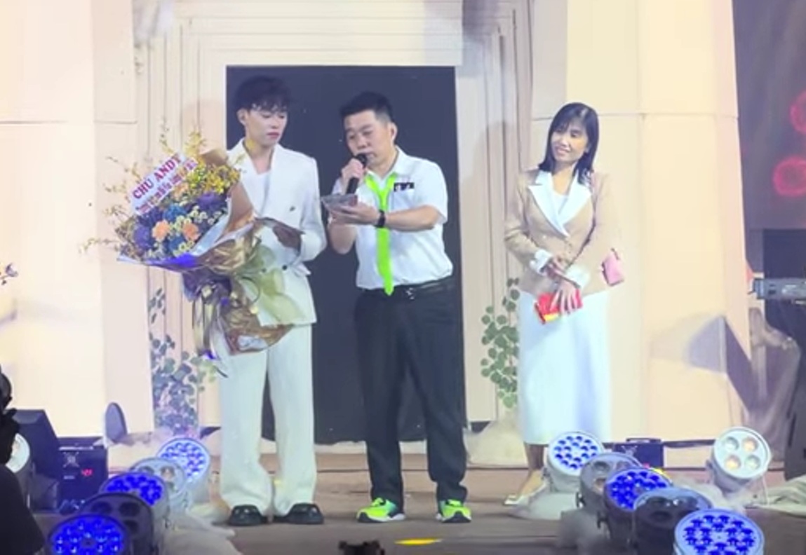 Hồ Văn Cường nhận tiền mặt từ các khán giả gửi tới