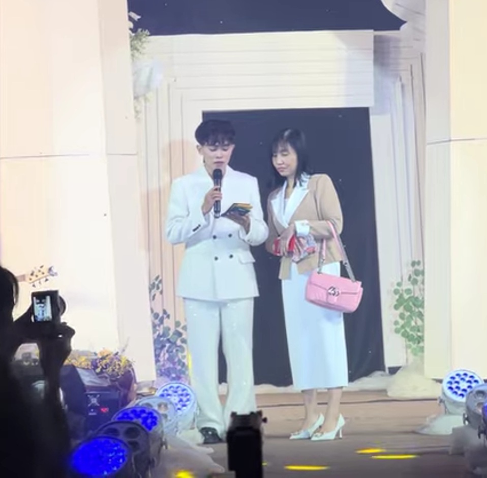 Ca sĩ được tặng vàng nhiều nhất Việt Nam nhận tiền mặt cả trăm triệu đồng trên sân khấu