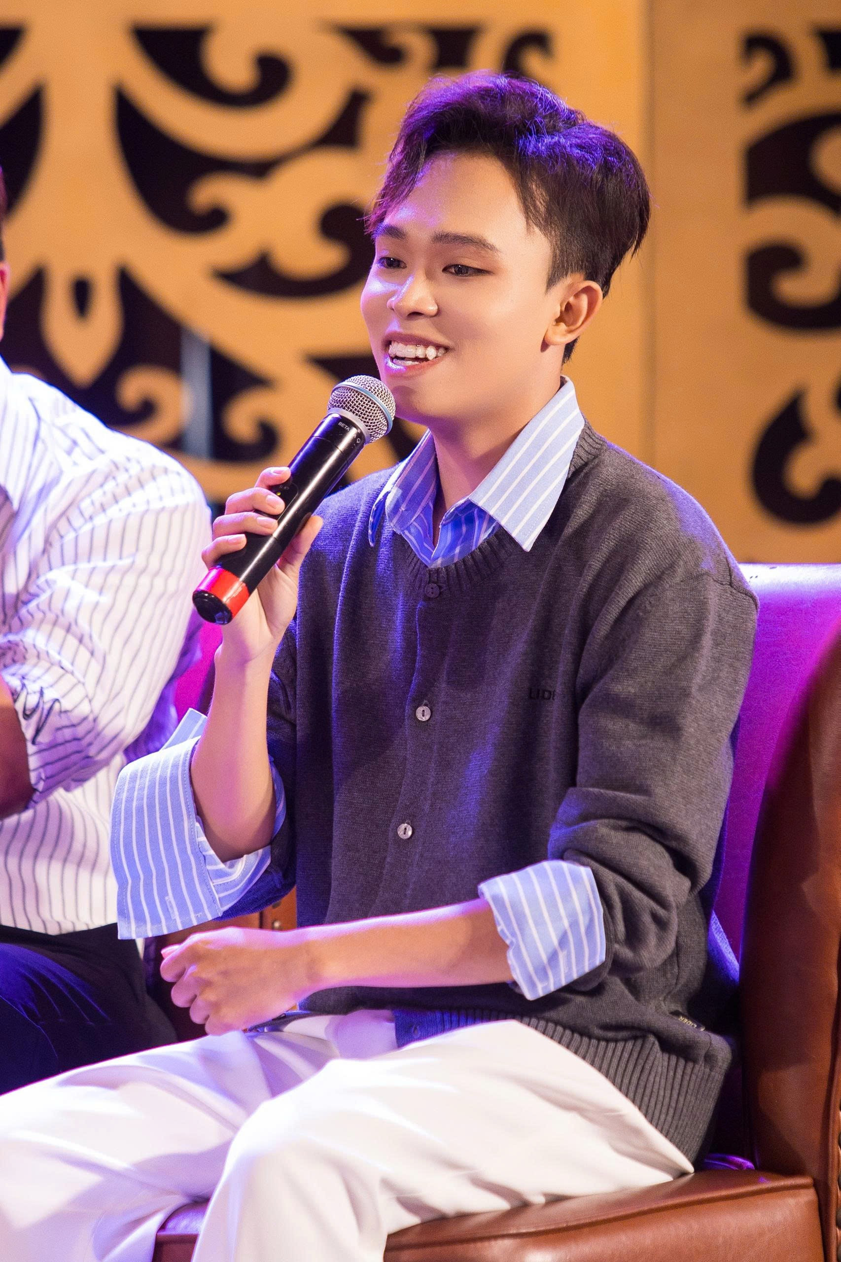 Ở tuổi 22, Hồ Văn Cường chạy show đều đặn tại các phòng trà, chương trình ca nhạc lớn nhỏ trên khắp các tỉnh thành