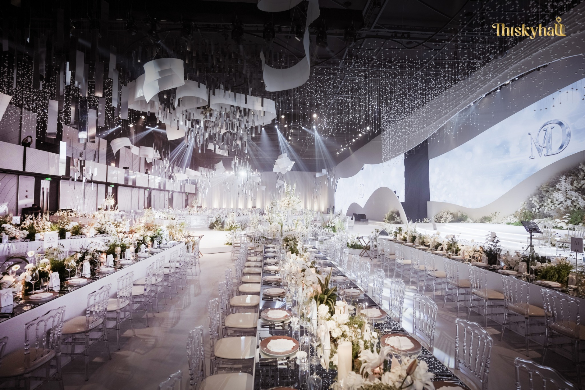 Không gian bên trong tiệc cưới Midu (Ảnh: Thiskyhall)