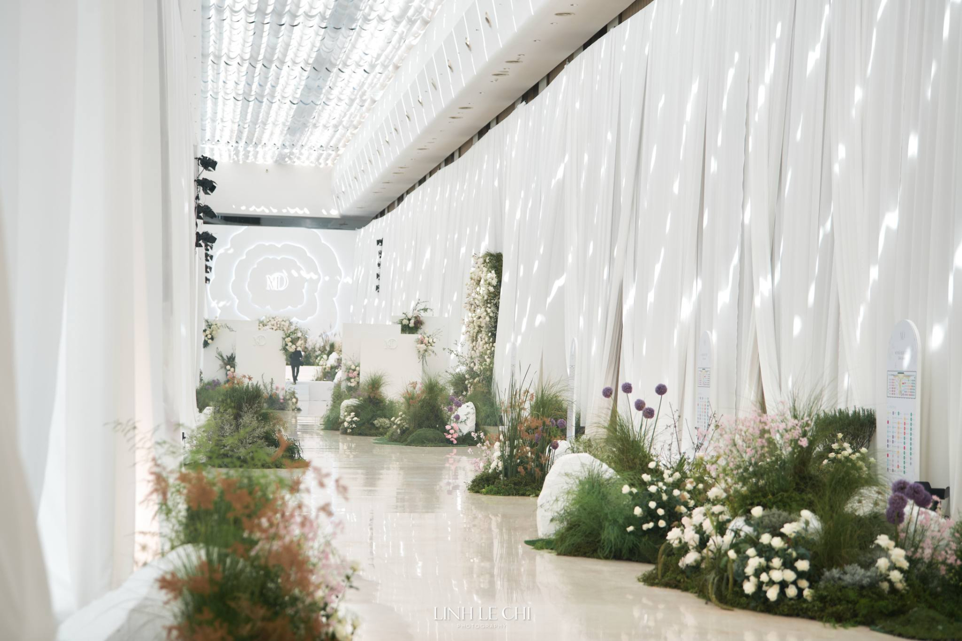 Decor bên ngoài không gian tiệc cưới Midu (Ảnh: Linh Lê Chí)