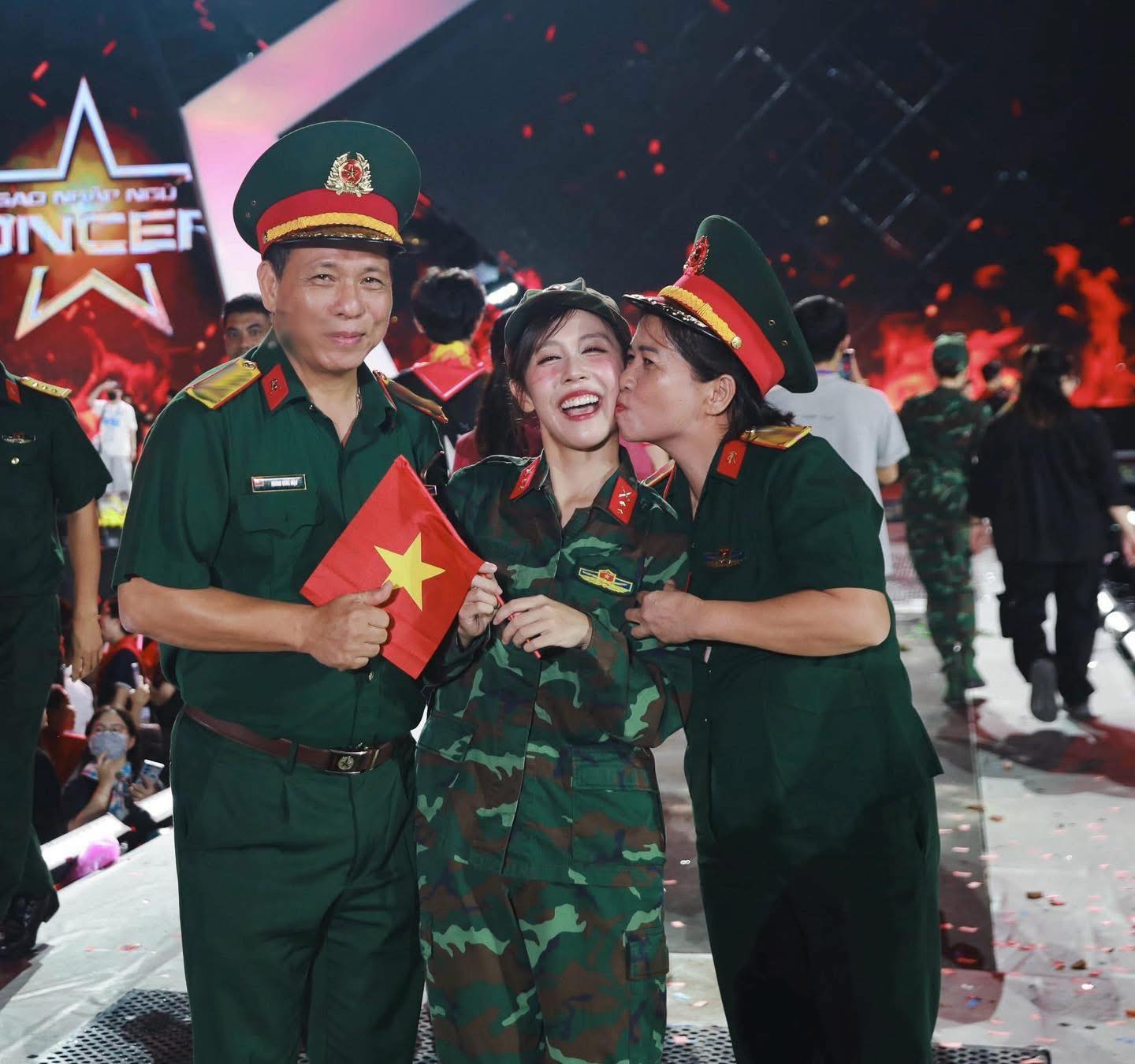 Nữ ca sĩ có 3 đời gia đình làm quân nhân: 8 triệu fan 3,6 tỷ lượt xem, tuổi 30 lột xác thành mỹ nhân