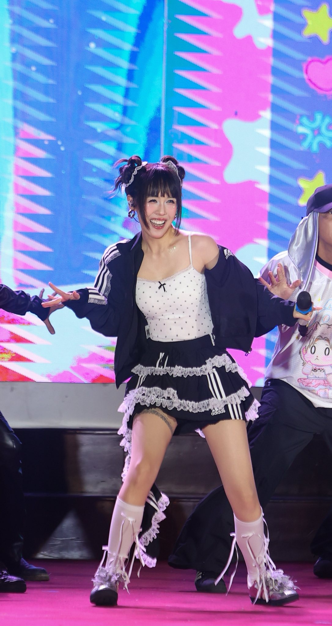 Nữ ca sĩ có 3 đời gia đình làm quân nhân: 8 triệu fan 3,6 tỷ lượt xem, tuổi 30 lột xác thành mỹ nhân