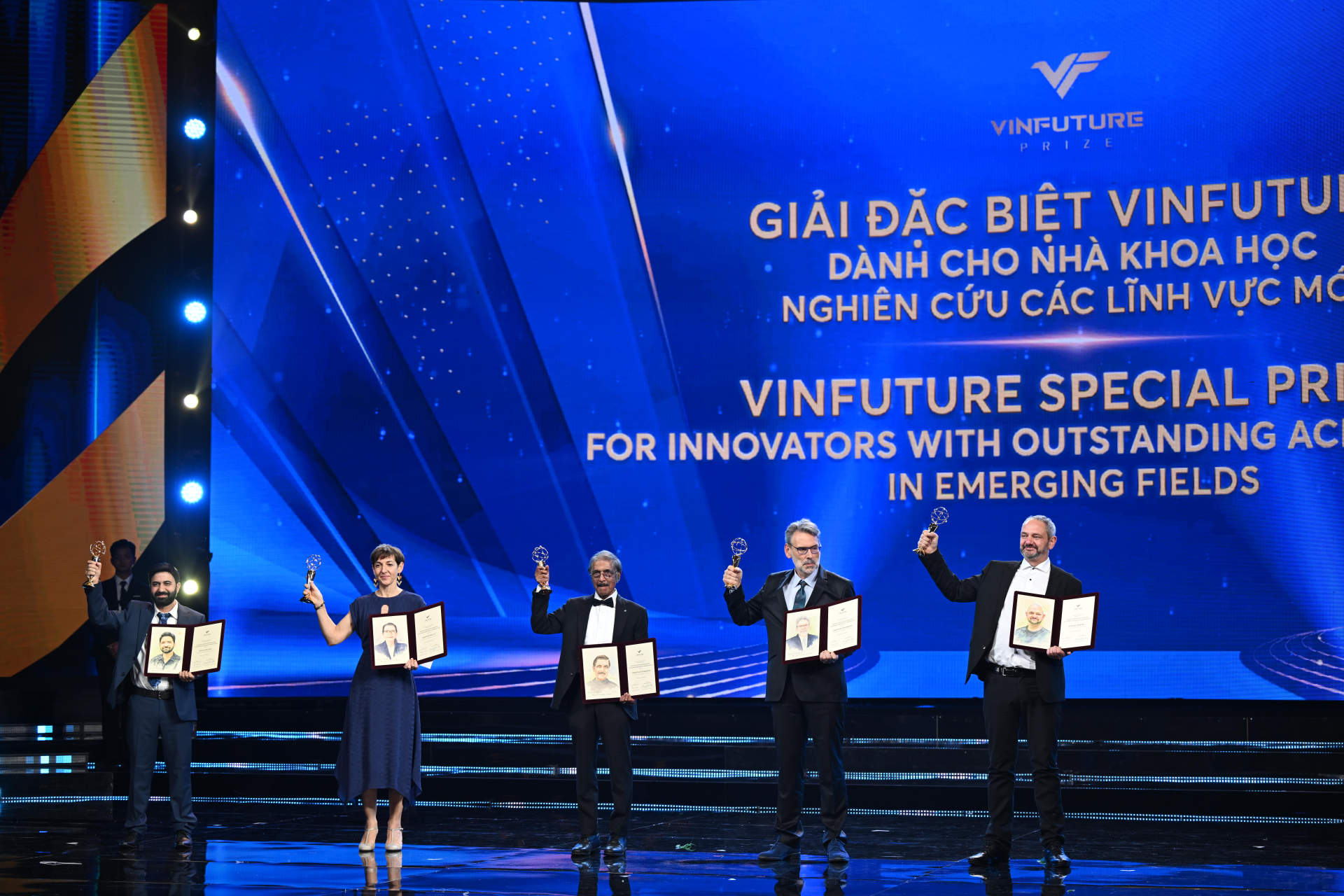   Giải Đặc biệt dành cho các nhà khoa học nghiên cứu lĩnh vực mới vinh danh nhóm các nhà khoa học: Giáo sư Venkatesan Sundaresan, Giáo sư Raphaël Mercier, Tiến sĩ Emmanuel Guiderdoni, Tiến sĩ Imtiyaz Khanday, Tiến sĩ Delphine Mieulet (thứ 2 từ trái sang) với những đổi mới cây trồng lai có khả năng tự nhân giống (Ảnh: Như Hoàn)  