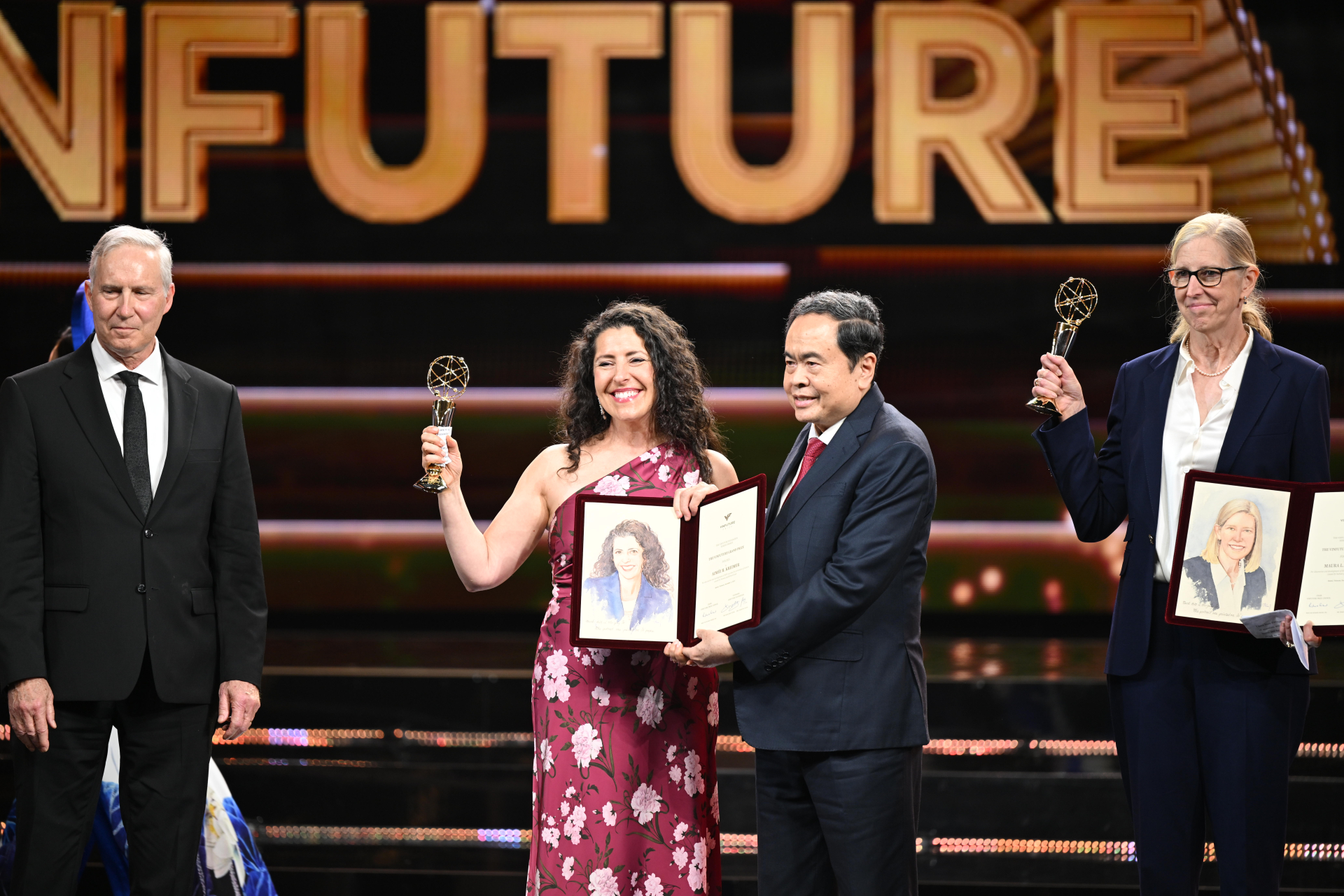 Giải thưởng Chính của VinFuture năm 2025 trị giá 3 triệu đô la (hơn 79 tỷ đồng) đã được trao cho nhóm các nhà khoa học: TS Gouglas Lowy, TS John Schiller, TS Amiee Kreimer (váy hoa) và GS Maura L. Gillison (ngoài cùng bên phải) vì những khám phá và phát triển vaccine HPV nhằm phòng ngừa các khối u do virus papilloma ở người gây ra (Ảnh: Như Hoàn)