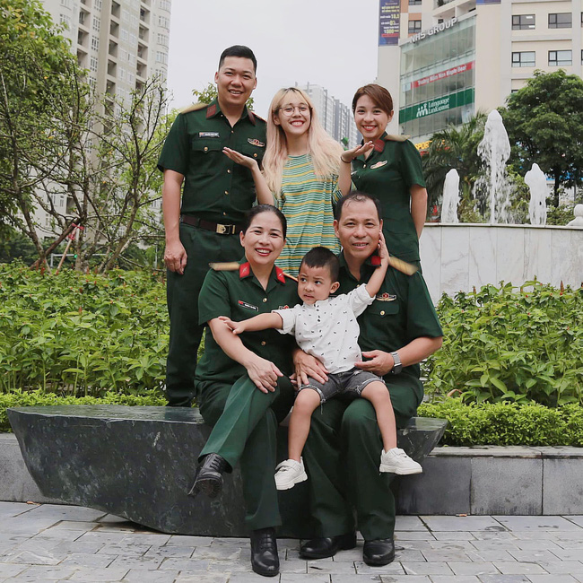 Nữ ca sĩ có 3 đời gia đình làm quân nhân: 8 triệu fan 3,6 tỷ lượt xem, tuổi 30 lột xác thành mỹ nhân