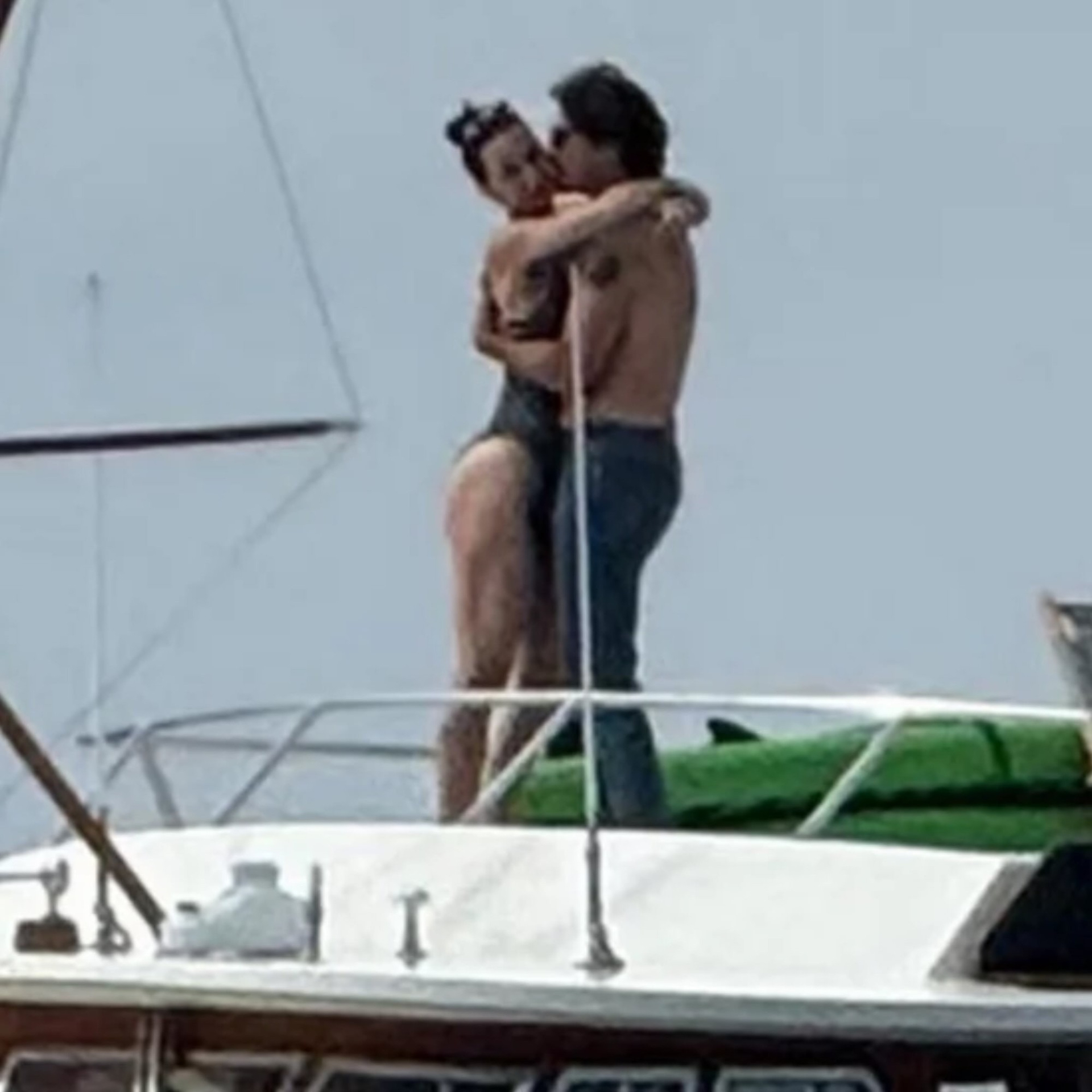 Họ hôn nhau trên du thuyền vào tháng 9..