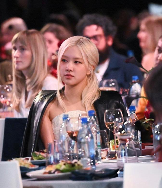 Rosé xinh phát sáng trong bữa tiệc vinh danh