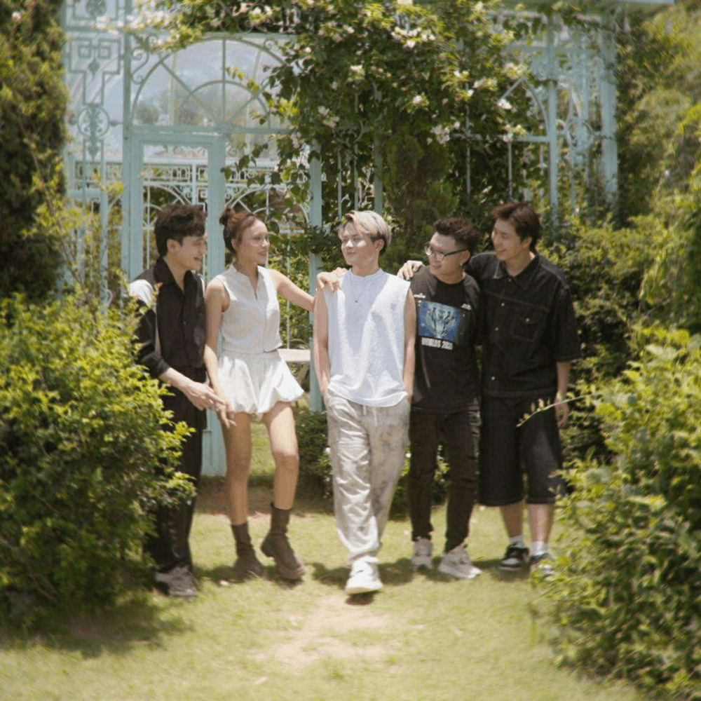 Trên các mạng xã hội, Last Night cùng Quốc Kang trở thành hiện tượng “viral ngược”, nổi tiếng không phải nhờ chất lượng mà nhờ tranh cãi và phản hồi tiêu cực