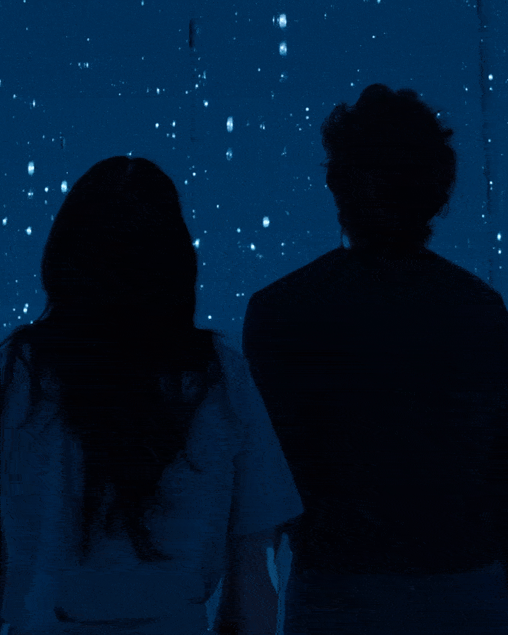 Khoảnh khắc ngọt ngào tình tứ của cặp đôi