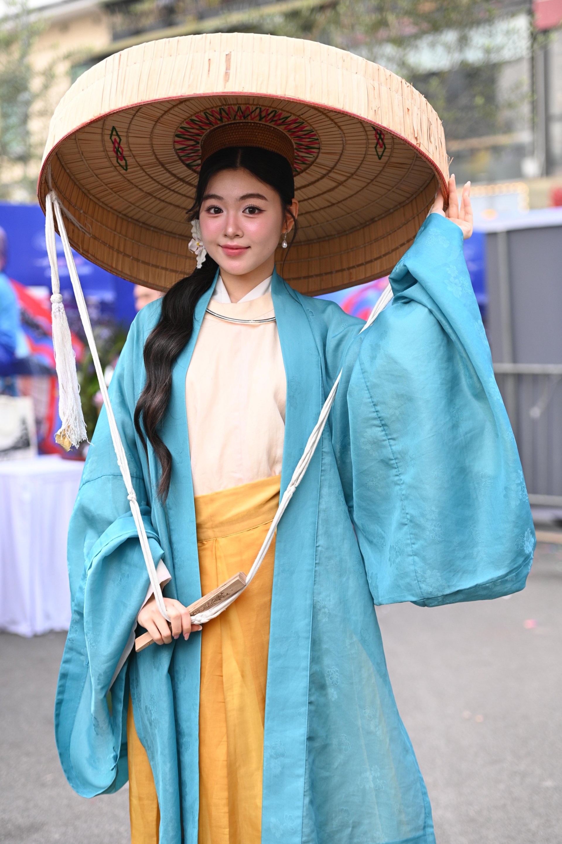 Dù không đội nón hay có đội nón cũng đều xinh 