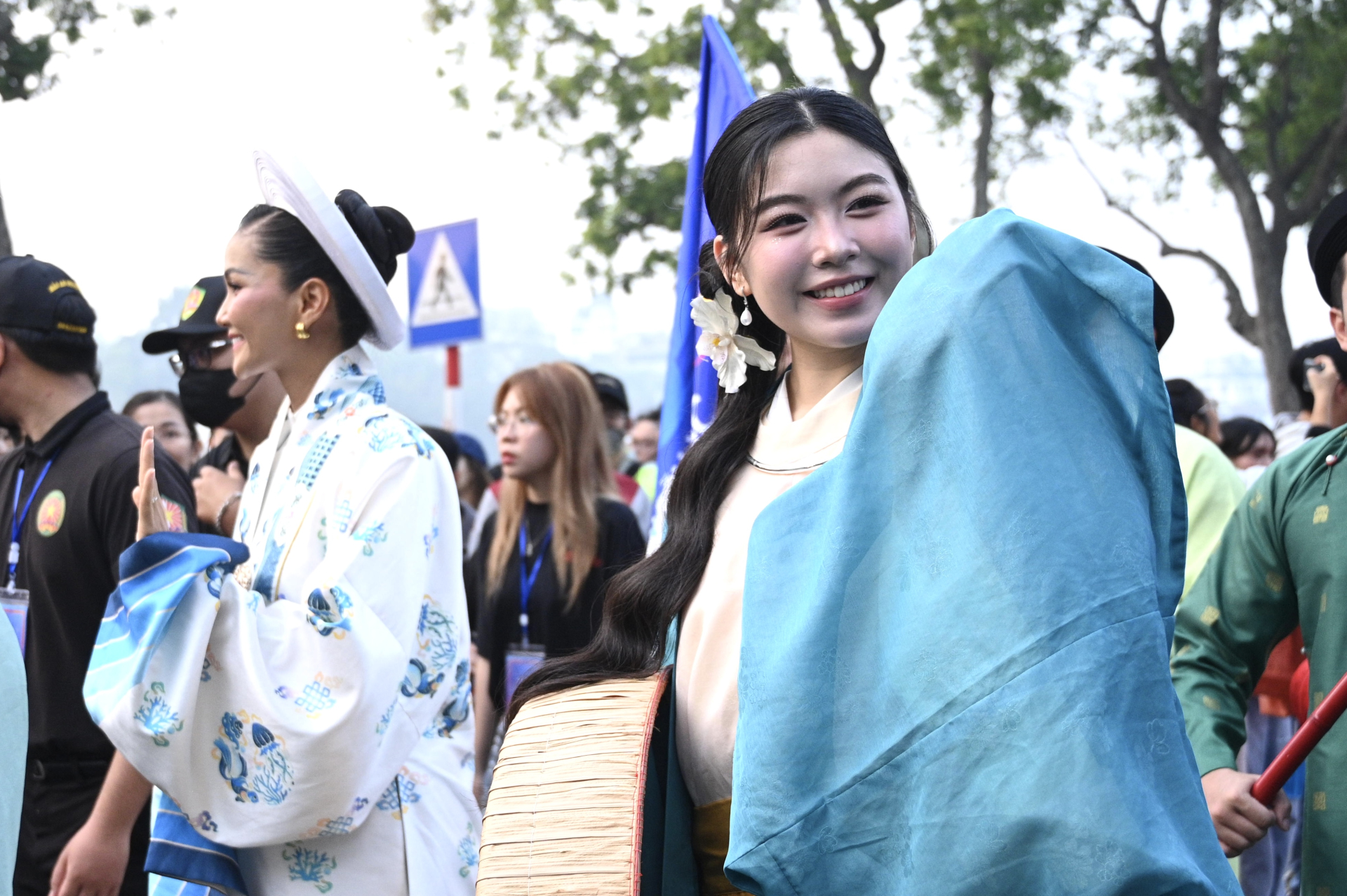 Lọ Lem cũng rất thân thiện, luôn cười rạng rỡ và vẫy tay chào mọi người