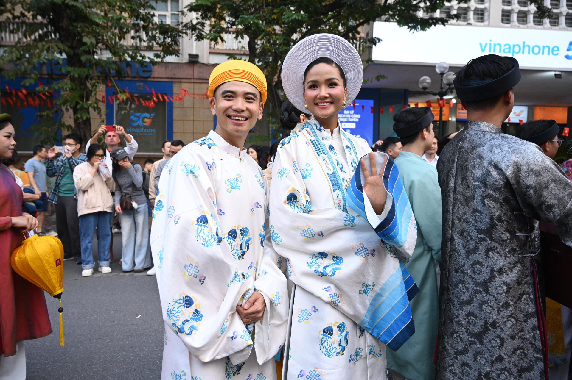 Cặp đôi tươi cười khi chuẩn bị diễu hành