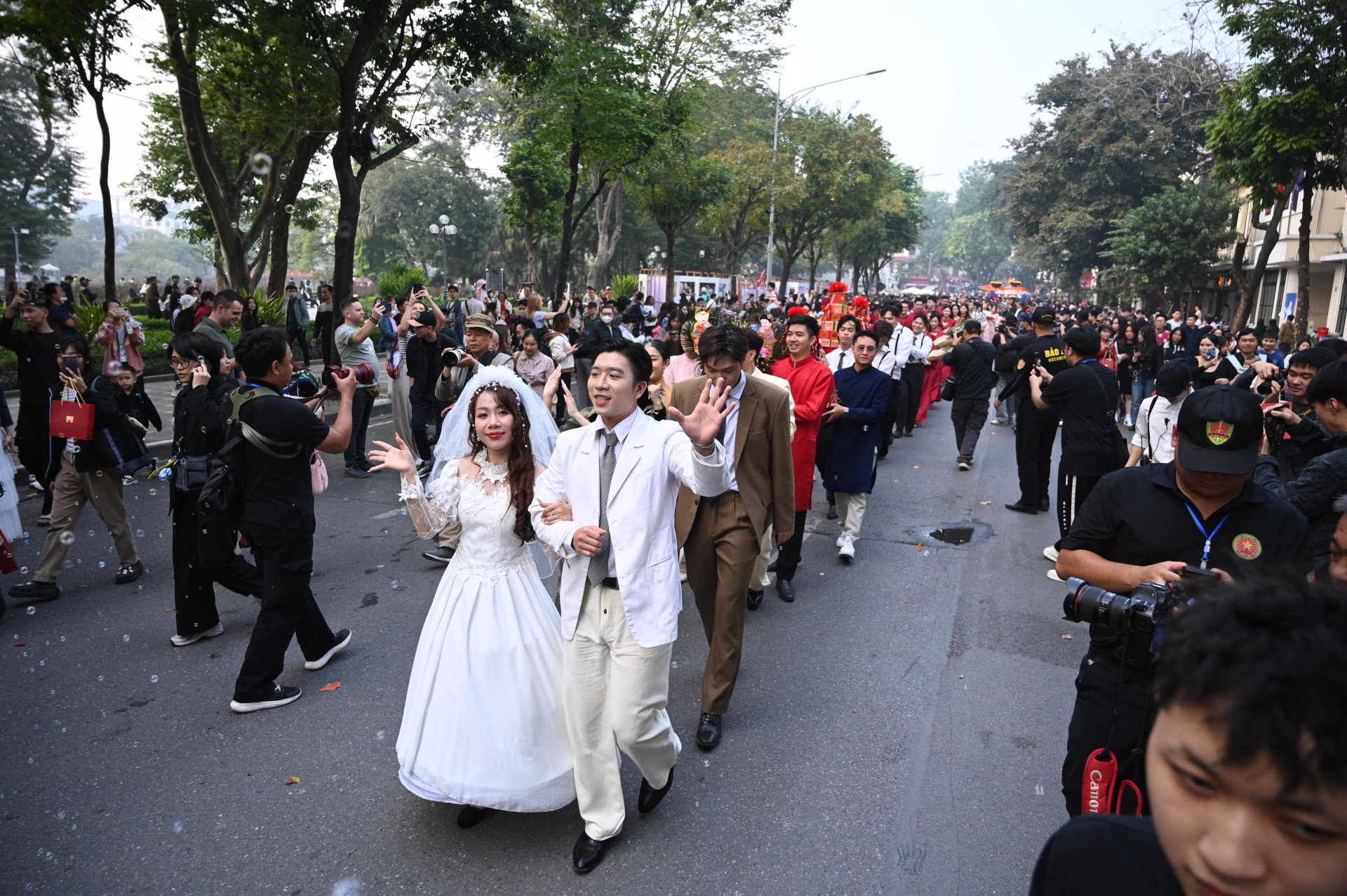 Trang phục cưới qua các thời kỳ được tái hiện