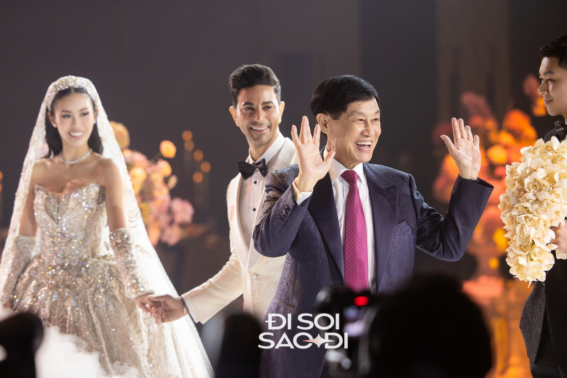 Nụ cười rạng rỡ của tỷ phú trong ngày vui của 2 con