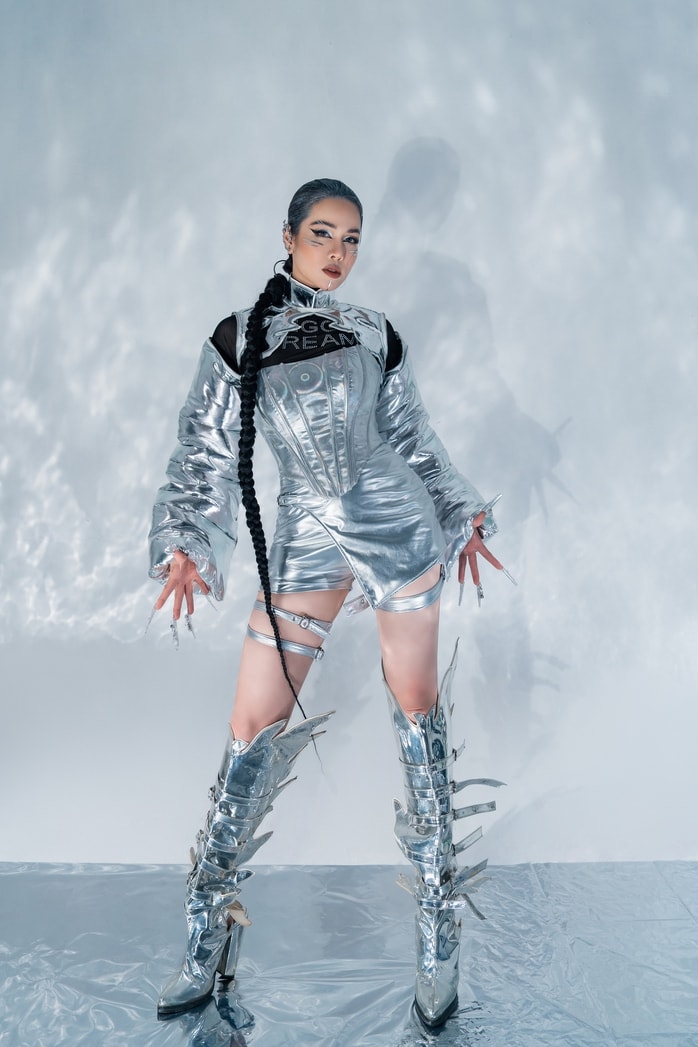 Màn trở lại của Nhật Kim Anh bị chê lỗi thời 