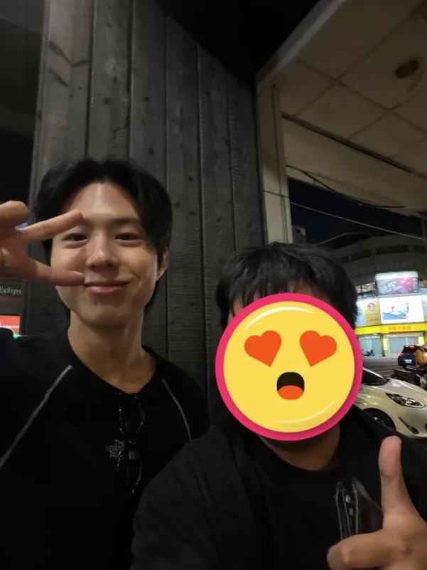 Đến tối, anh đã đi ăn cơm thịt kho và vui vẻ chụp ảnh với fan