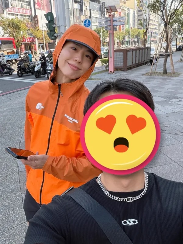 Park Bo Gum chạy bộ dọc bờ sông Tình Yêu vào sáng ngày 6/12