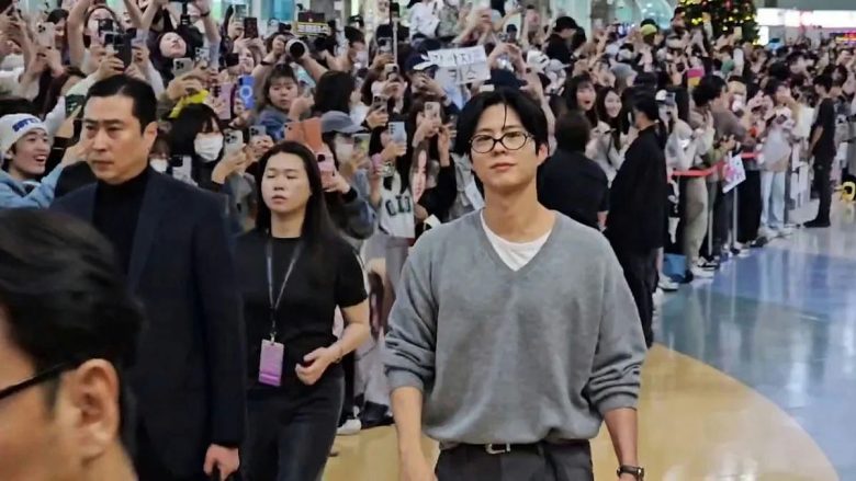 Park Bo Gum hạ cánh vào chiều ngày 5/12 trong tiếng hò reo của fan