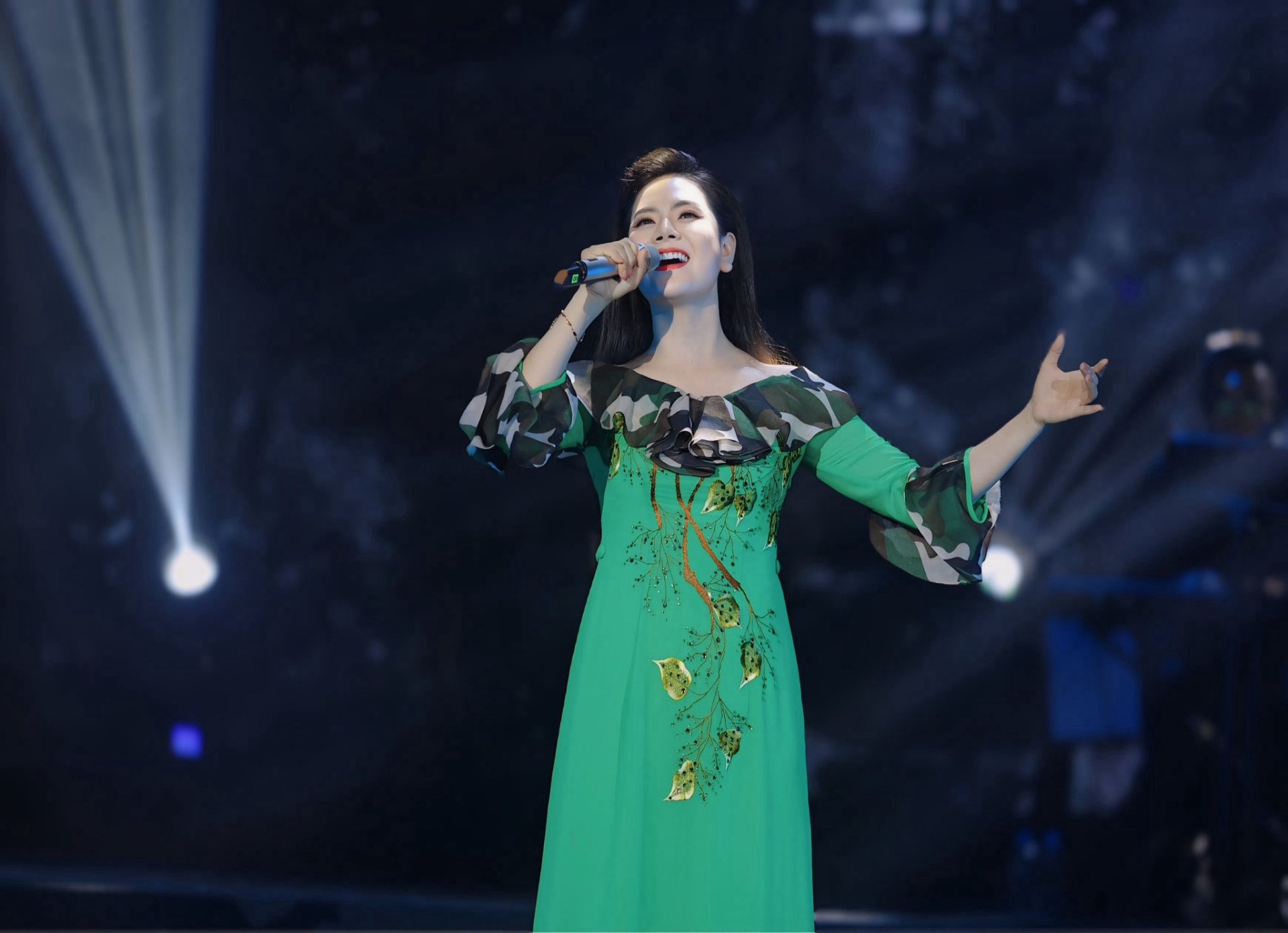 Lương Nguyệt Anh hát dân ca ba miền, chèo, quan họ, xẩm với sự nhuần nhuyễn của người am hiểu văn hóa, nhưng đồng thời luôn tìm cách làm mới để phù hợp với khán giả trẻ