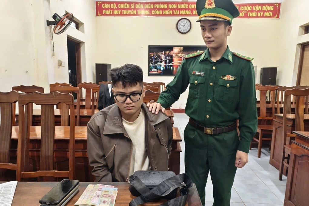 Đối tượng Nguyễn Quang Hải (SN 2000, quê Quảng Trị) bị lực lượng Biên phòng Non Nước (Đà Nẵng) bắt giữ. Ảnh: Báo Dân Trí