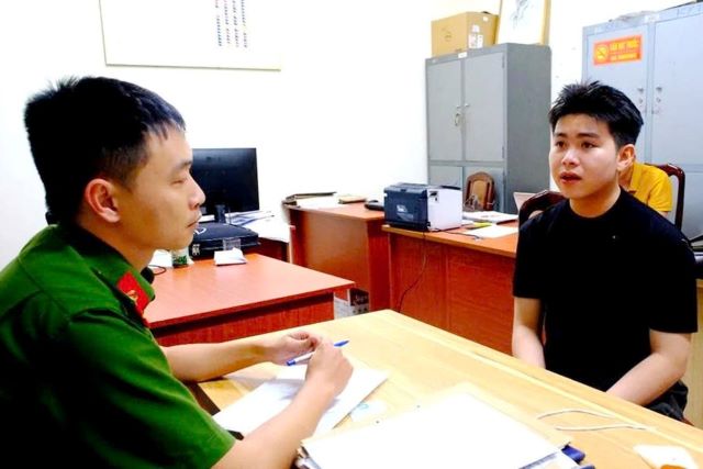 Diễn viên Nguyễn Lâm Thái tại cơ quan công an. Ảnh: Công an cung cấp