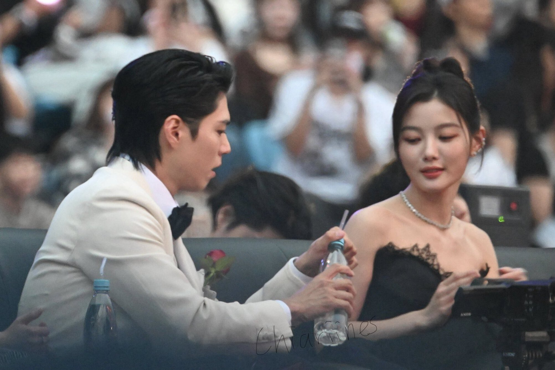 ... và Kim Yoo Jung bên dưới khán đài