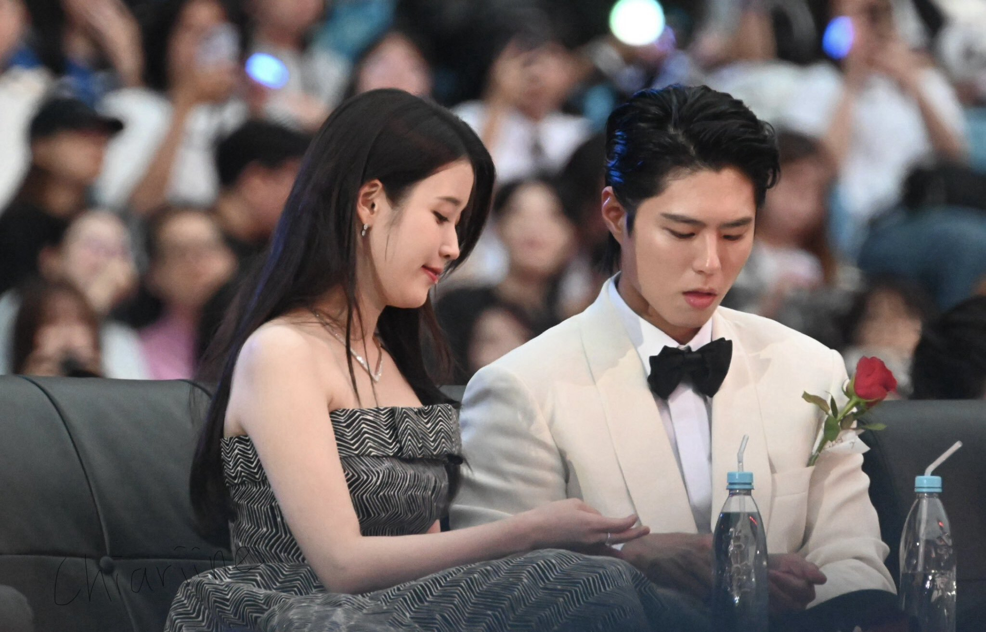 Park Bo Gum cẩn thận chăm sóc cho 2 