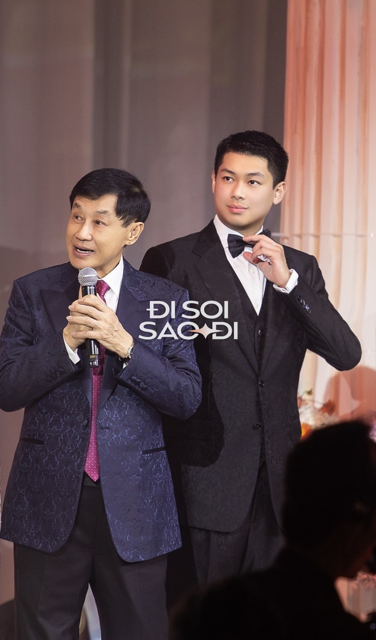 Cậu út nhà tỷ phú Johnathan Hạnh Nguyễn bảnh bao, lịch thiệp trong bộ vest sang trọng