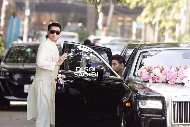 Hiếu Nguyễn diện áo dài, xuất hiện trong đội bê tráp tại lễ gia tiên của chị gái (Ảnh: Viết Thanh)