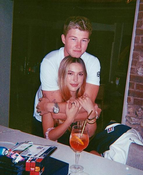 Ái nữ tỷ phú bên chồng