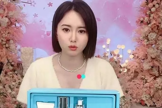 Giang Khải Đồng livestream bán hàng nhưng vừa không có đơn vừa bị