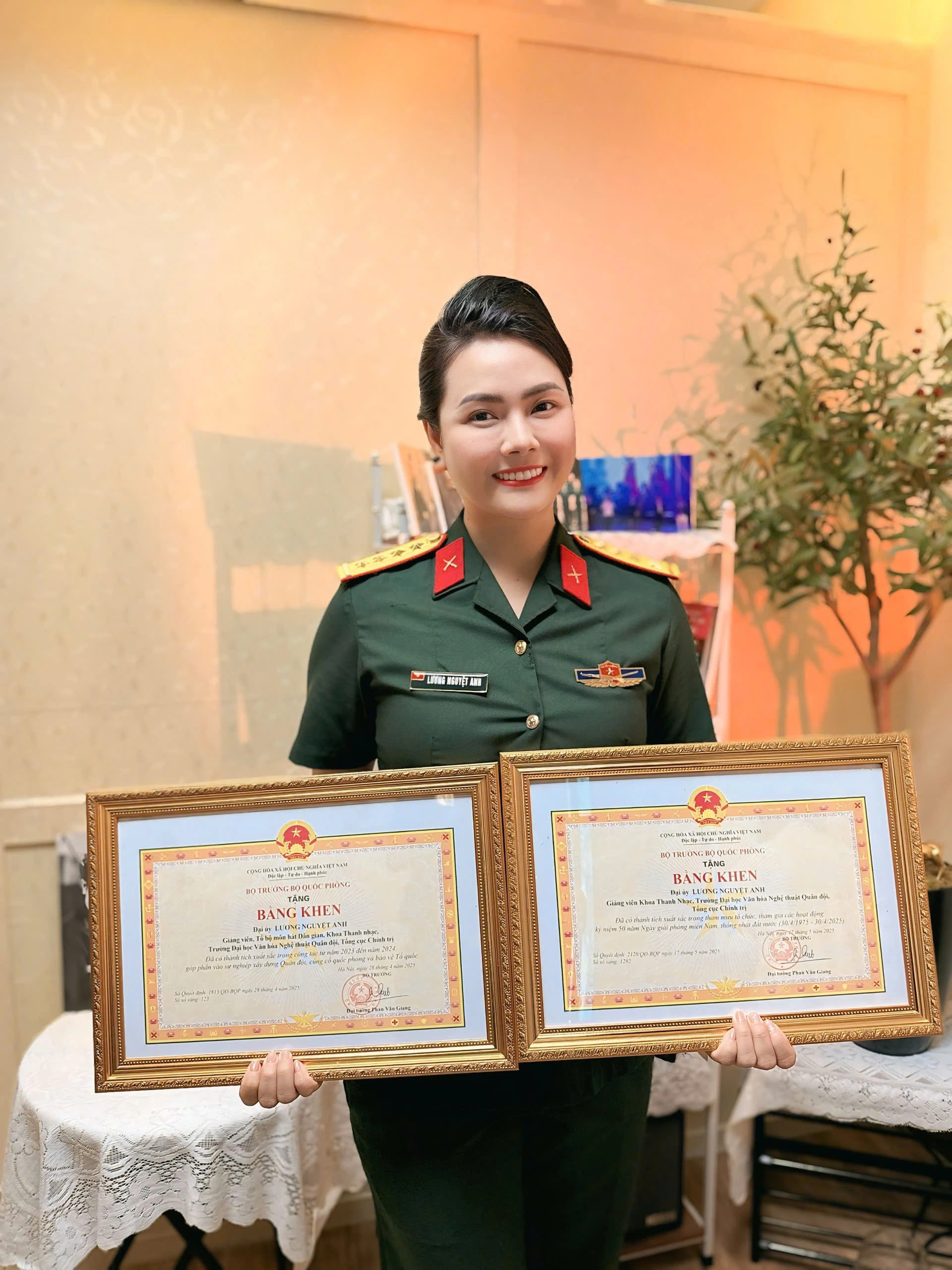 Lương Nguyệt Anh vinh dự nhận 2 bằng khen của Bộ Quốc phòng 