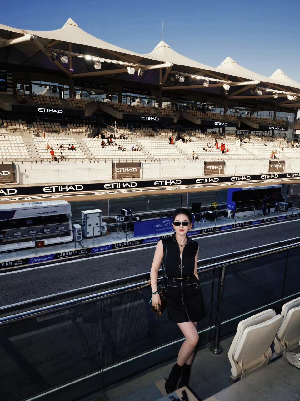 Trông cô thanh mảnh hơn hẳn thường thấy