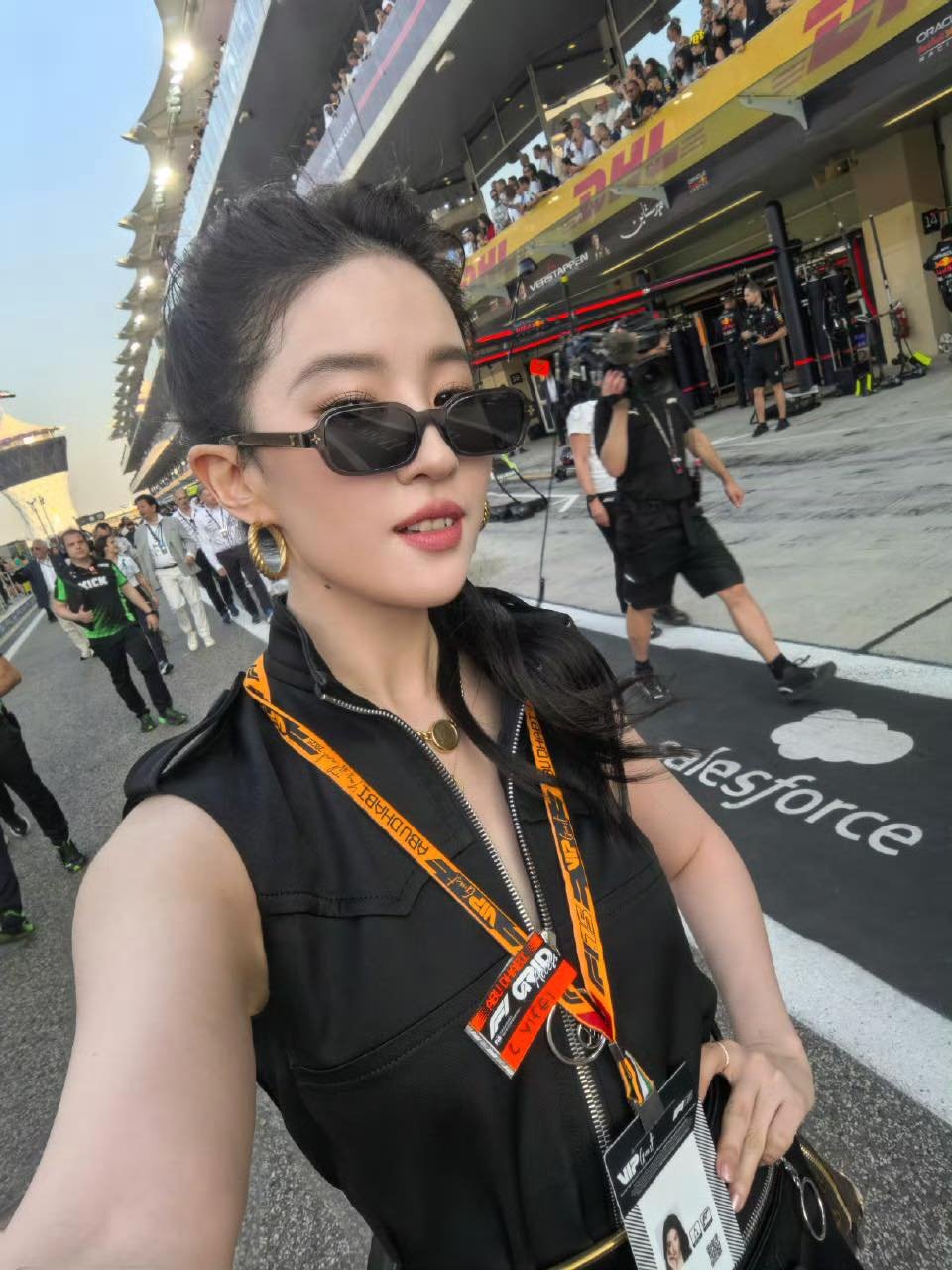 Gương mặt Lưu Diệc Phi cũng sắc sảo hơn thấy rõ