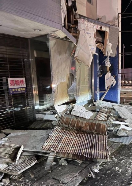 Những hình ảnh kinh hoàng trong trận động đất 7,5 độ tại Nhật Bản: Cả thành phố rung chuyển, nhiều người bị thương, 90.000 người sơ tán