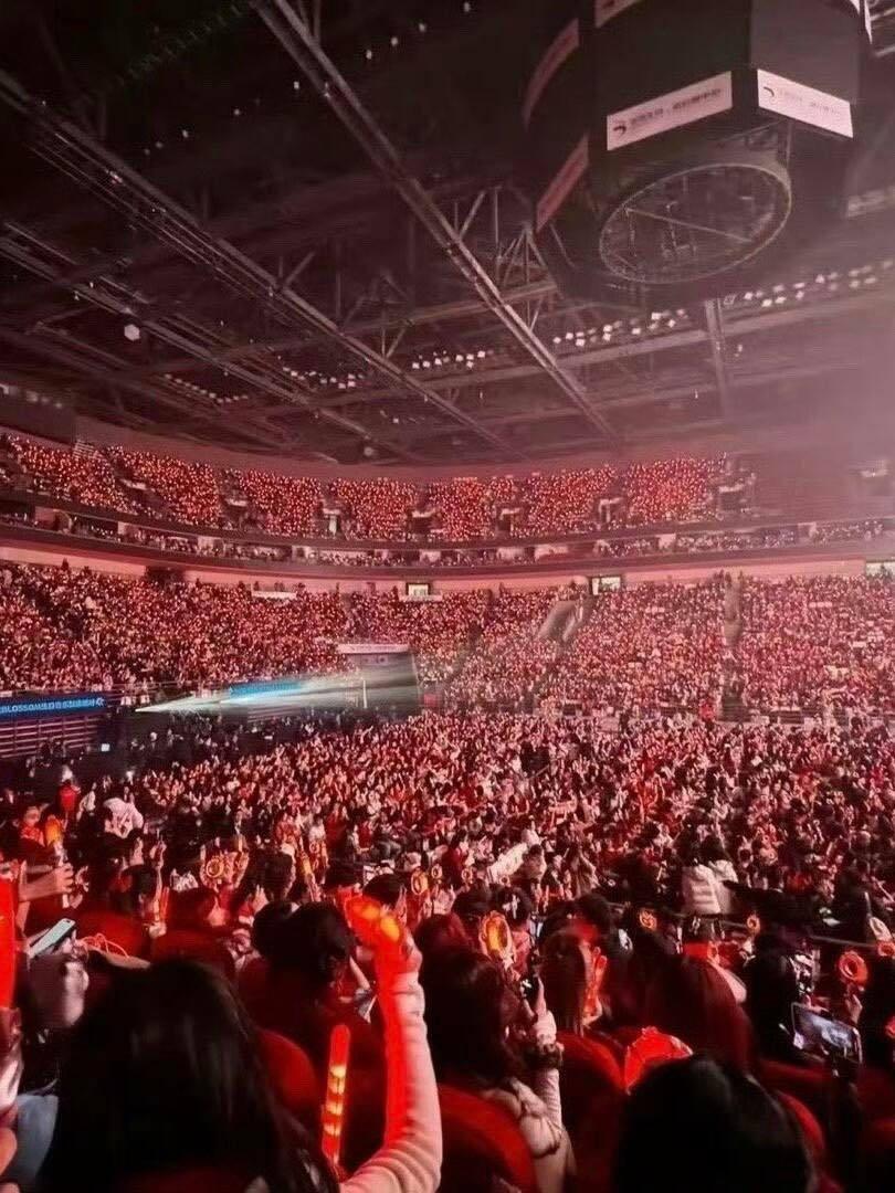 Concert quy tụ gần 10 nghìn người dù trước đó có tin đồn ế vé 