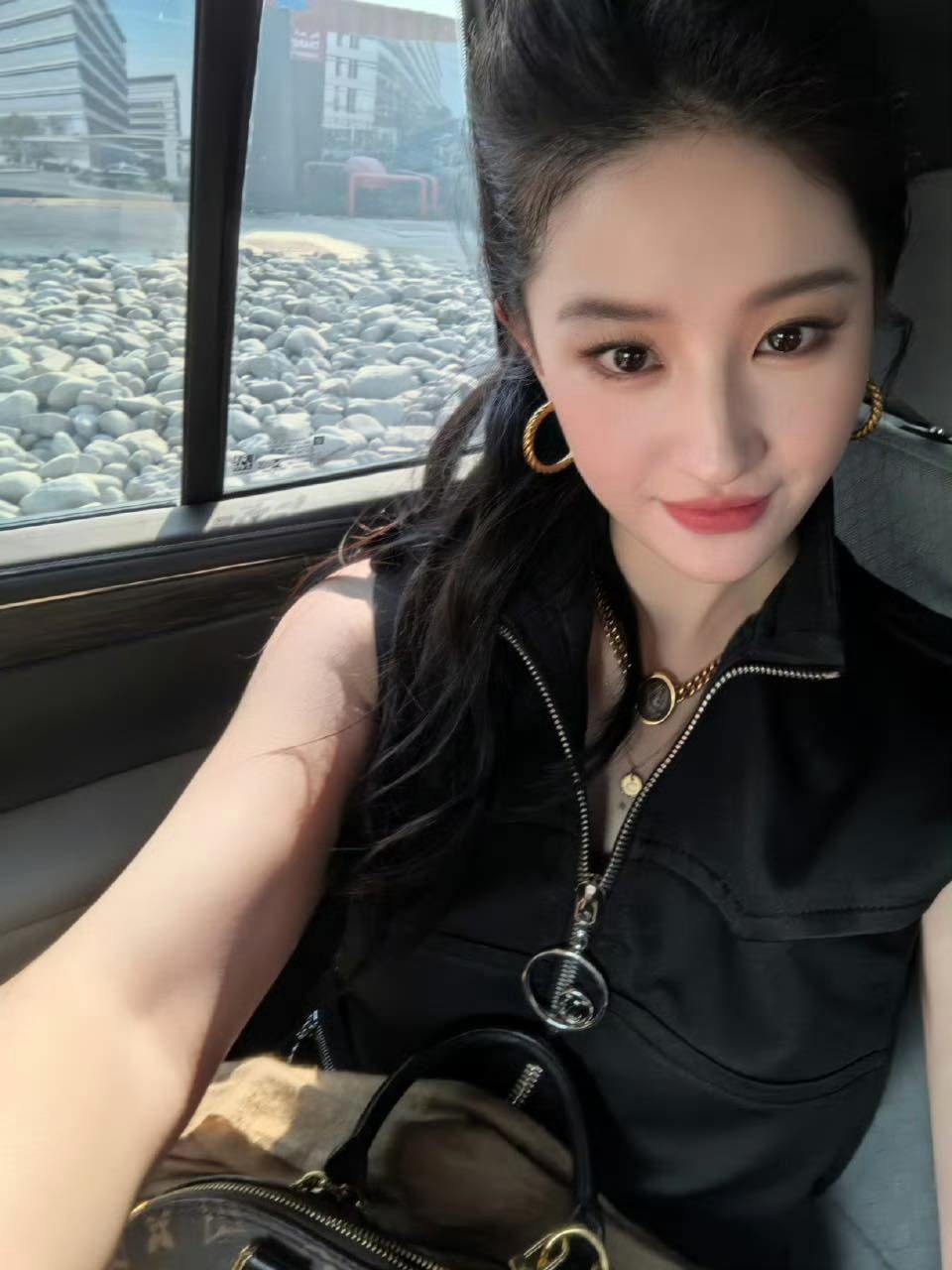 7kg giảm đi lần này đã mở khóa một phiên bản hoàn toàn khác: sắc sảo, trưởng thành, quyến rũ và hiện đại hơn rất nhiều