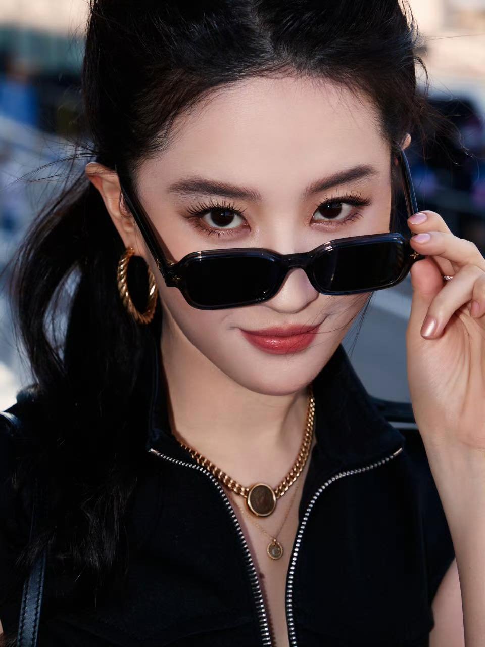 Cận cảnh gương mặt đẹp sắc sảo của nữ diễn viên