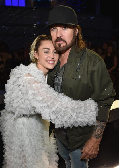 Ca sĩ Billy Ray Cyrus đệ đơn lên tòa để bác bỏ tất cả các khiếu nại về thân thế thực sự của Miley Cyrus
