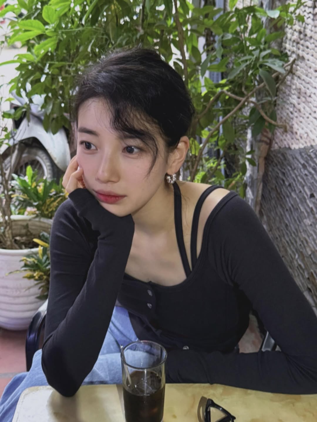 Trong không gian quán cafe xanh mướt, mỹ nhân xứ Hàn thưởng thức món cafe đá