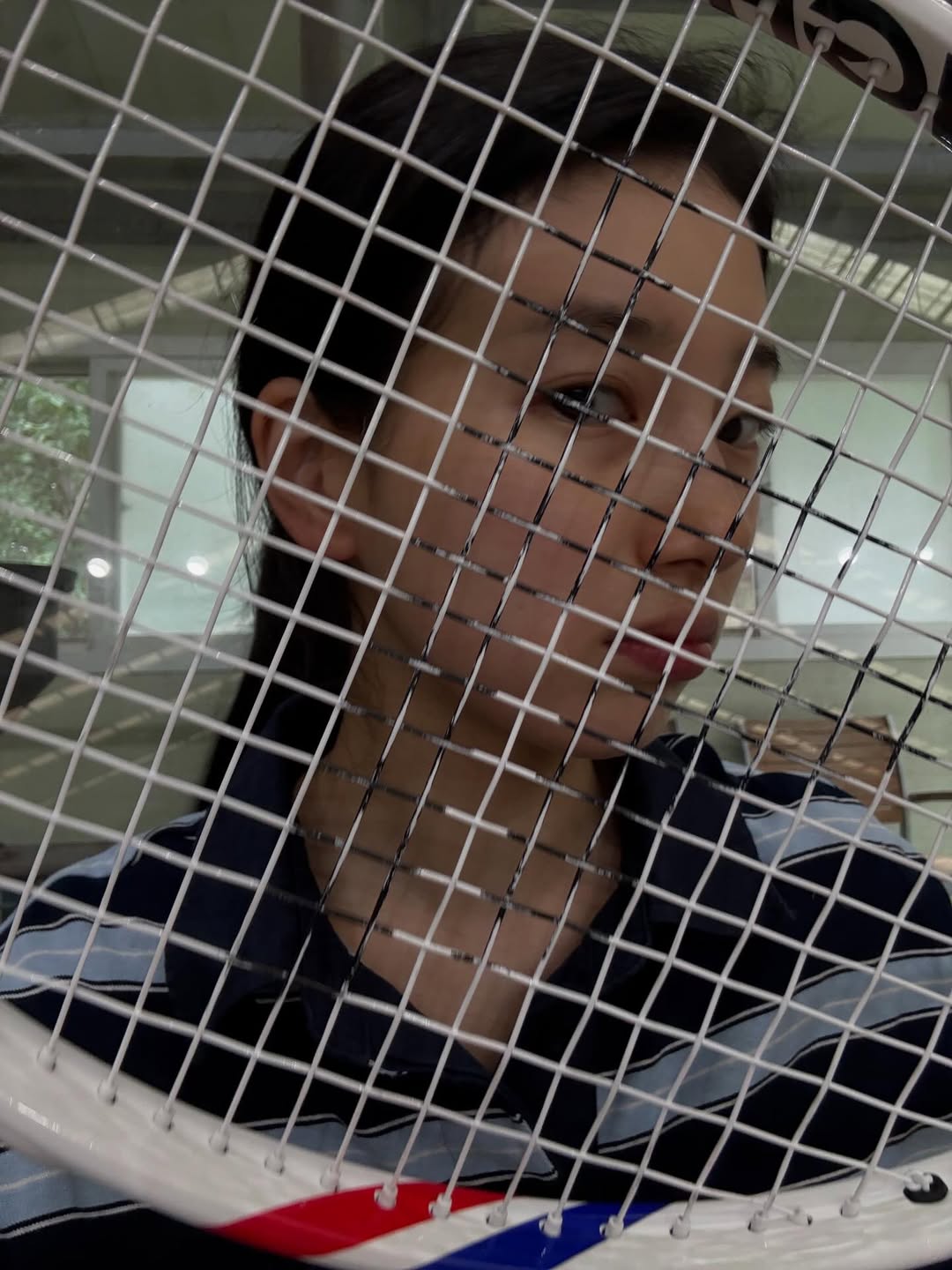 Khoảnh khắc tinh nghịch của Suzy qua cây vợt tennis