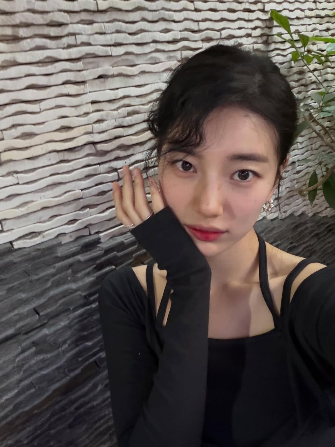 Sau quãng thời gian im hơi lặng tiếng, Suzy đã 