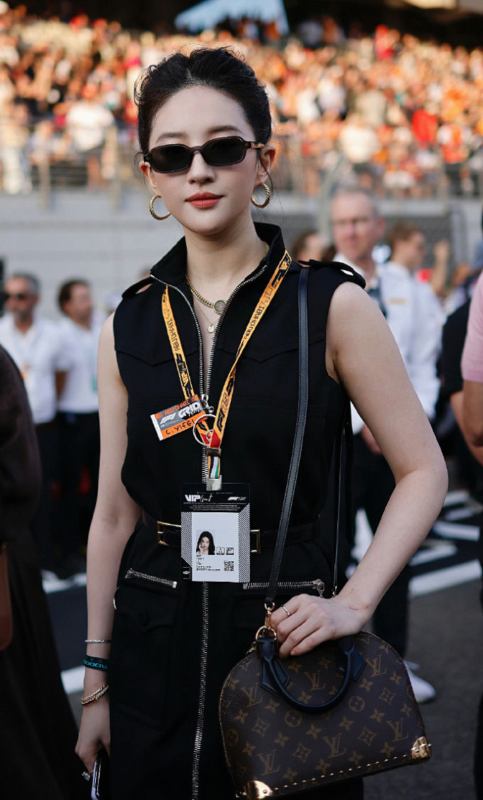 Cô cũng tự tin diện trang phục ngắn hơn