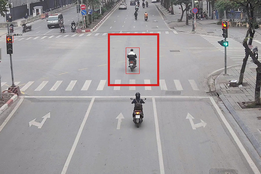 Hình ảnh phương tiện vượt đèn đỏ tại ngã tư do camera AI ghi lại