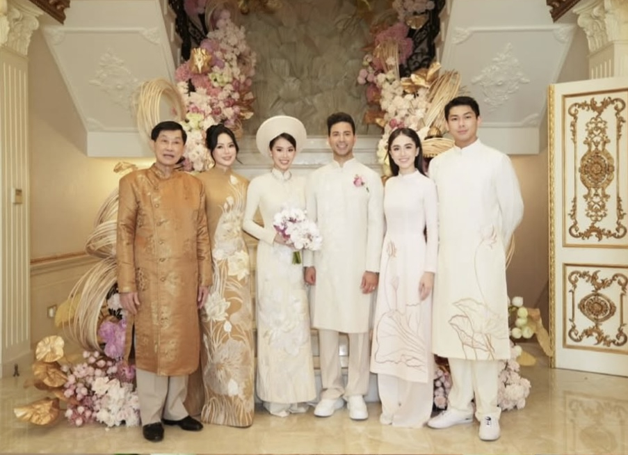 Khung hình hiếm thấy của Marie Trâm Anh và gia đình chồng tương lai